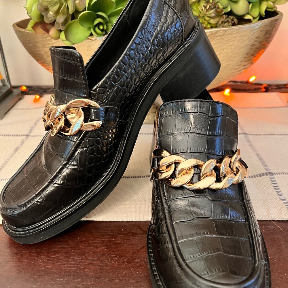 AQUA Croc-Embossed Black Leather Loafers w/Gold Chain Size 7.5 EUC - Picture 8 of 9